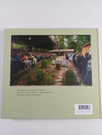 Ollaan ninko ei sataiska : taustaa ja tarinoita Tuiskulan Kesäteatterilta