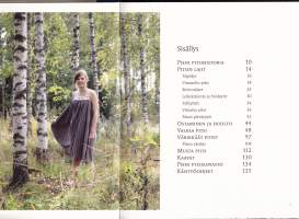 Pitsikirja, 2010. 2.p. Esittelee pitsin eri lajit ja tuo päivänvaloon jo unohtuneitakin tekniikoita. Yli 50 ohjetta.