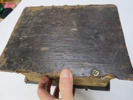 BIBLIA 1845, Se on: Koko Pyhä Raamattu Suomexi; Alku-Raamattuin Hebrean ja Grekan jälkeen wastauudesta ojettu:... (kohteesta on 36 kuvaa)