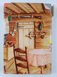 Pieni talo suuressa metsässä