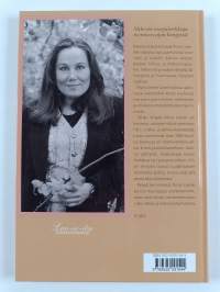 Vaaleanpunaisia sokeripuolukoita ja muita sukuni säilöntäaarteita