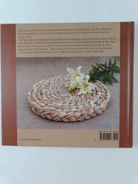 Kaislakranssista heinähelmeen : koriste- ja käyttöesineitä luonnonmateriaaleista