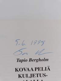 Kovaa peliä kuljetusalalla 2-3 (signeerattu)