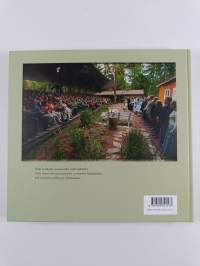 Ollaan ninko ei sataiska : taustaa ja tarinoita Tuiskulan Kesäteatterilta