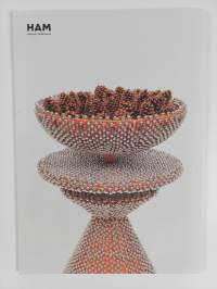 Haegue Yang : kerroksellisia uudelleentulkintoja : [HAM Helsingin taidemuseo, 24. marraskuuta 2023 - 7. huhtikuuta 2024]