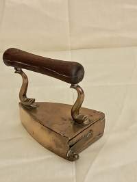 Silitysrauta - messinkiä. Otaksuttavasti 1800-luku.  ( Keräilyesineet, keräily, vanhat tavarat )