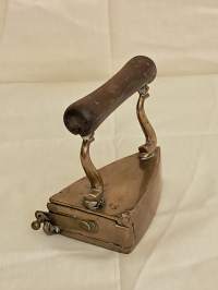 Silitysrauta - messinkiä. Otaksuttavasti 1800-luku.  ( Keräilyesineet, keräily, vanhat tavarat )