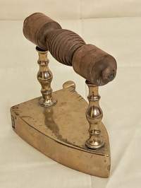 Silitysrauta - messinkiä. Otaksuttavasti 1800-luku.  ( Keräilyesineet, keräily, vanhat tavarat )