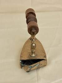 Silitysrauta - messinkiä. Otaksuttavasti 1800-luku.  ( Keräilyesineet, keräily, vanhat tavarat )
