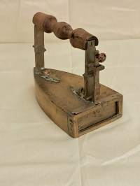 Silitysrauta - messinkiä. Otaksuttavasti 1800-luku.  ( Keräilyesineet, keräily, vanhat tavarat )