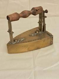 Silitysrauta - messinkiä. Otaksuttavasti 1800-luku.  ( Keräilyesineet, keräily, vanhat tavarat )