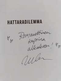Hattaradilemma (signeerattu)