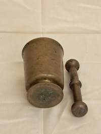 Mortteli ja petkel.  ( maustesekoitin/murskain, mausteet, huhmari )