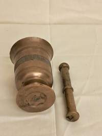 Mortteli ja petkel.  ( maustesekoitin/murskain, mausteet, huhmari )