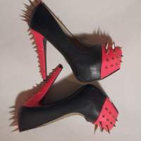 Korkokengät ( koosta ei tietoa ) vaikka koristeeksi takan reunalle