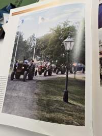 Eilispäivän traktoreita