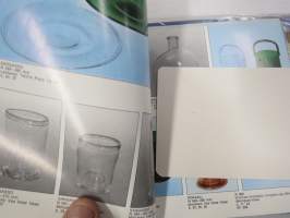 Arabia Wärtsilä -tuoteluettelo mm. emaliset kahvipannut, astiat, käyttö- ja taidelasiesineet suunnittelija, -malli- ja mittatietoineen, 1970-luvun alku