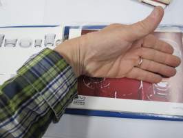 Arabia Wärtsilä -tuoteluettelo mm. emaliset kahvipannut, astiat, käyttö- ja taidelasiesineet suunnittelija, -malli- ja mittatietoineen, 1970-luvun alku