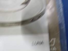 Arabia Wärtsilä -tuoteluettelo mm. emaliset kahvipannut, astiat, käyttö- ja taidelasiesineet suunnittelija, -malli- ja mittatietoineen, 1970-luvun alku