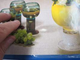 Arabia Wärtsilä -tuoteluettelo mm. emaliset kahvipannut, astiat, käyttö- ja taidelasiesineet suunnittelija, -malli- ja mittatietoineen, 1970-luvun alku