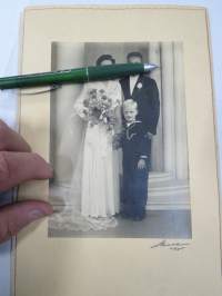 Hääkuvakansio / vihkikuvakansio 1968 - ajalle tyypillinen - Valokuvaamo Ahti, kansiossa kolme kappaletta 12 x 17 cm kuvia