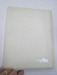 Hääkuvakansio / vihkikuvakansio 1968 - ajalle tyypillinen - Valokuvaamo Ahti, kansiossa kolme kappaletta 12 x 17 cm kuvia