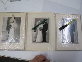 Hääkuvakansio / vihkikuvakansio 1968 - ajalle tyypillinen - Valokuvaamo Ahti, kansiossa kolme kappaletta 12 x 17 cm kuvia