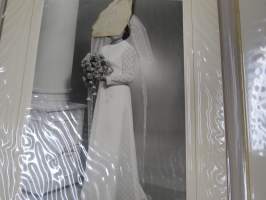 Hääkuvakansio / vihkikuvakansio 1968 - ajalle tyypillinen - Valokuvaamo Ahti, kansiossa kolme kappaletta 12 x 17 cm kuvia