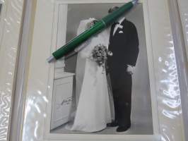 Hääkuvakansio / vihkikuvakansio 1968 - ajalle tyypillinen - Valokuvaamo Ahti, kansiossa kolme kappaletta 12 x 17 cm kuvia