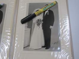 Hääkuvakansio / vihkikuvakansio 1968 - ajalle tyypillinen - Valokuvaamo Ahti, kansiossa kolme kappaletta 12 x 17 cm kuvia