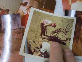 1960/70 -lukua - erä valokuvia 59 kpl koko 9 x 9 cm, erinomaista ajankuvaa