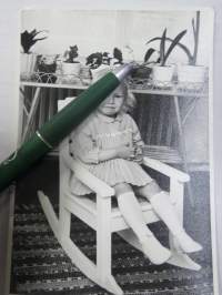 Keinutyttö -valokuva