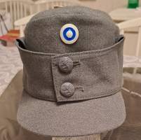 Suomen armeijan  kenttälakki "verikauha"  käyttämätön koko 57   VPu 70  sinivalko kokardi