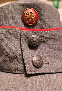 Suomen armeijan  upseerin kenttälakki "verikauha"  käytetty koko 57   VPu "mansikka" upseerin kokardi ilmatorjunta