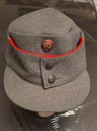 Suomen armeijan  upseerin kenttälakki "verikauha"  käytetty koko 57   VPu "mansikka" upseerin kokardi ilmatorjunta