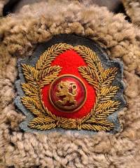 Suomen armeijan  upseerin turkislakki  käytetty koko 56   VPu "mansikka" upseerin kokardi lehvillä ilmatorjunta