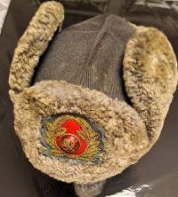 Suomen armeijan  upseerin turkislakki  käytetty koko 56   VPu "mansikka" upseerin kokardi lehvillä ilmatorjunta