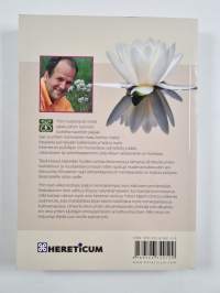 Yrttien ylivoimaa : lumoava lumme ja 143 muuta hoitavaa kasvia (signeerattu, tekijän omiste)