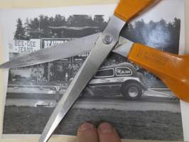 Kiihdytyskisat - amerikkalaisten autojen harrastuksen alkuaikoja Suomessa -valokuva