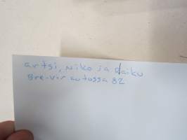 Artsi, Niko ja Raiku Bre-Vir Autossa 1982 - amerikkalaisten autojen harrastuksen alkuaikoja Suomessa -valokuva