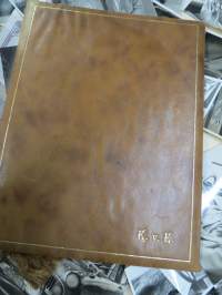 Fru / Rouva Karin von Knorring - elämänuran valokuvia, kiitollisen autokouluoppilaan (Katri Maury) teettämä kansio