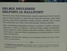 Helmikoristeiset neuleet uudella tekniikalla