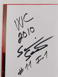 Ruutulippu 2010 : Moottoriurheilun vuosi (signeerattu)