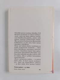 Keisari seisoo palatsissaan