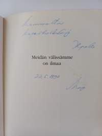 Meidän välissämme on ilmaa : runoja (signeerattu, tekijän omiste)