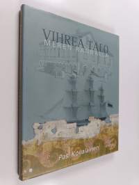 Vihreä talo meren rannalla