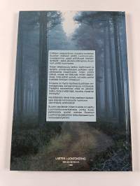 Pöllöjen salaperäinen maailma : pöllöt suomalaisten luonnonvalokuvaajien kuvaamina