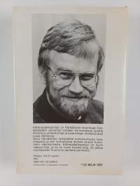 Kättenpäällepanijat : ilosteleva kertomus nuoresta miehestä matkalla jossain Suomessa