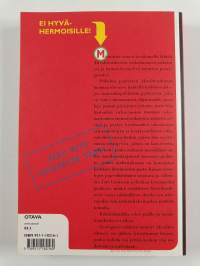 Alivaltiosihteeri : virallisuus tai henki : pukujen kahinointia 2001-2002