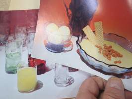 Humppilan Uusi Lasitehdas Oy -tuoteluettelo / kuvasto, Henrik Koivula - Fantasialasi, Börje Rajalin &amp; Tauno Wirkkala tuotantoa, esittelee kuvin ja nimin puhaltajat;